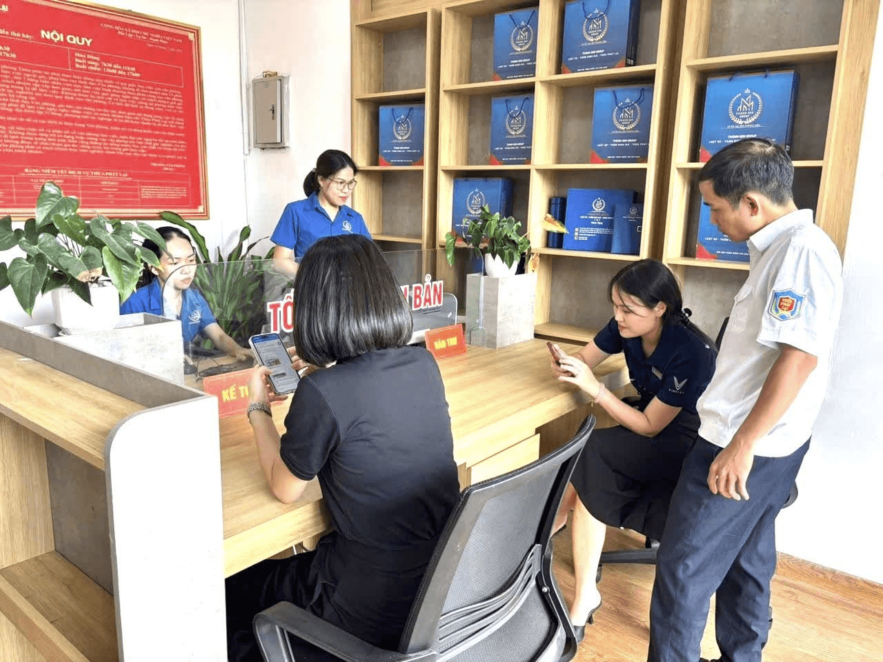 Đội ngũ Thành Sen Group trao đổi cùng khách hàng